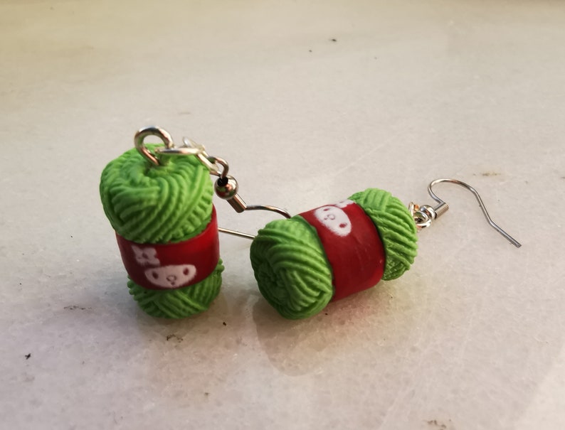 Boucles d'oreilles à tricoter en fil de crochet, modèle de bijoux à coudre, cadeau pour les amateurs d'artisanat, breloques en résine d'aiguille à tricoter, perles de laine de fil de boule colorées image 2