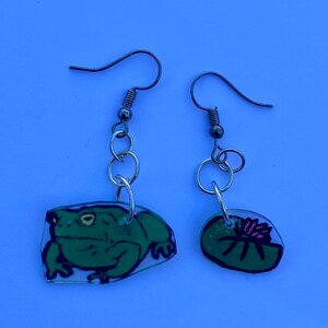 ID 0397 Frog On Lily Pad Patch Prince Pond Relax Embroidered Iron On Applique