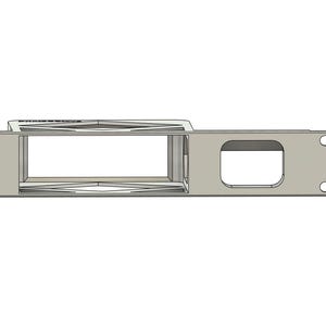 Peut inclure: Un support métallique rectangulaire gris clair avec une grande ouverture rectangulaire et une ouverture carrée plus petite. Le support comporte deux petits trous à chaque extrémité. La partie supérieure comporte une ouverture rectangulaire plus petite.