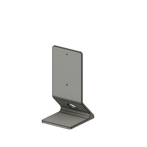 Pode incluir: Um suporte de metal cinza com uma parte traseira retangular e uma base curva. O suporte tem uma abertura circular perto da base e dois pequenos orifícios perto do topo. O design é minimalista e moderno.