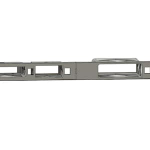 Op de afbeelding: Een grijs metalen rackmount-component met meerdere rechthoekige openingen en vierkante gaten. Het component is ontworpen om andere elektronische apparaten te bevatten. De rackmount wordt getoond tegen een witte achtergrond.