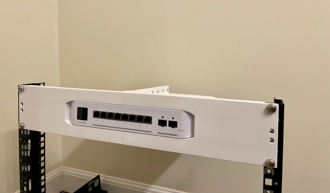 ラックセットUbiquiti Unifi UDM-Pro & PoE Swich & ラックセットUbiquiti PoE Swich Unifi UDM-Pro