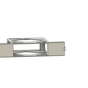 Op de afbeelding: Een lichtgrijs, geometrisch, rechthoekig object met een doosachtige structuur en twee rechthoekige zijpanelen. Het object heeft ruitvormige uitsparingen en twee kleine gaten aan één kant. Het object staat tegen een witte achtergrond.
