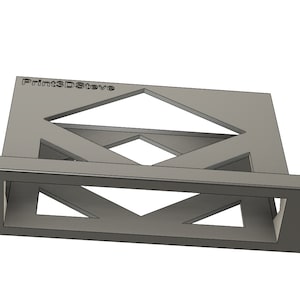 Könnte beinhalten: Ein grauer 3D-gedruckter Ständer mit geometrischem Design. Der Ständer hat eine rechteckige Basis und einen vertikalen Abschnitt mit einem Gittermuster. Der Text "Prim3DSteve" ist auf den Ständer gedruckt.