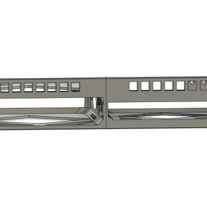 Puede incluir: Un panel de montaje en rack de metal gris con múltiples aberturas rectangulares y cuadradas. El panel tiene una serie de pequeñas aberturas cuadradas en la parte superior y aberturas rectangulares más grandes debajo. El diseño incluye soportes angulados y orificios de montaje.