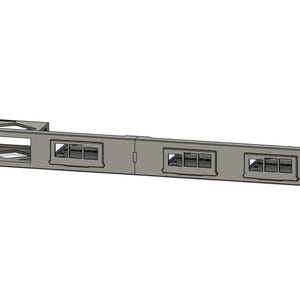 Può includere: Un pannello di montaggio a rack grigio, rettangolare e allungato, dotato di quattro aperture distinte per connettori modulari. Il pannello include fori di montaggio su entrambe le estremità e un design industriale strutturato con telaio di supporto.