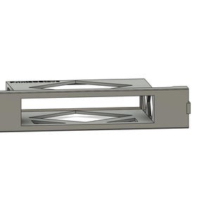 Könnte beinhalten: Eine graue Metallhalterung mit rechteckiger Öffnung und rautenförmigen Aussparungen. Die Halterung hat zwei kreisförmige Löcher an einem Ende und das Wort "FAMOUS" ist oben sichtbar.