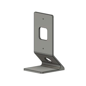 Pode incluir: Um suporte de metal cinza com uma base retangular e um suporte vertical com um recorte quadrado. O suporte tem dois pequenos orifícios e uma seção curva que se conecta à base. O suporte é projetado para montagem.