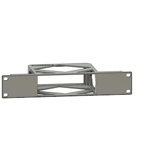 Puede incluir: Un soporte metálico gris claro con un marco rectangular y soportes en forma de diamante. El soporte tiene dos placas laterales rectangulares con dos agujeros cada una. El producto está diseñado para el montaje.