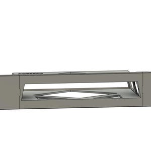 Puede incluir: Un panel de montaje en rack de metal gris que presenta un recorte rectangular con una abertura central en forma de diamante. El panel incluye dos juegos verticales de orificios de montaje en los lados izquierdo y derecho.