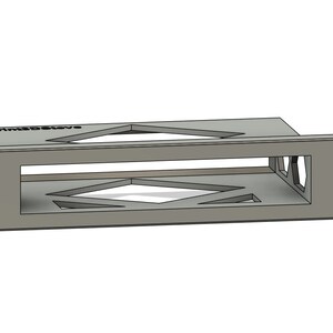 Op de afbeelding: Een grijze rack-mount behuizing met een rechthoekig voorpaneel met een brede centrale opening en twee ronde montagegaten aan de linkerkant. Het bovenoppervlak bevat een grote ruitvormige uitsparing en de tekst PRINTEDLOVE is zichtbaar.