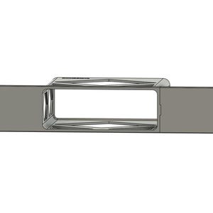 Puede incluir: Vista superior de un objeto rectangular gris metálico con una abertura rectangular central. El objeto tiene una sección curva elevada sobre la abertura y dos extensiones rectangulares planas a cada lado. Se ven pequeños agujeros.