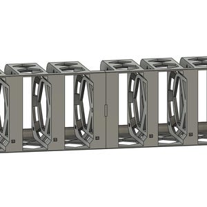 以下が含まれることがあります： 6つの個別のファンコンパートメントを備えた、グレーの金属製コンピューターファンラック。各コンパートメントはファン型デザインです。ラックには側面に取付穴があり、中央にドアがあります。