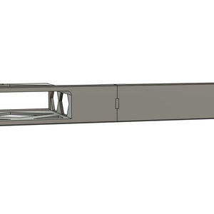 Può includere: Un rack in metallo grigio con un'apertura rettangolare al centro. Il rack ha due piccoli fori sul lato destro.