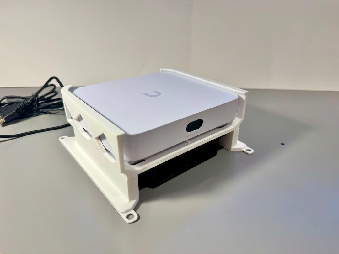 Unifi Cloud Gateway Ultra, Gateway Max or Cloud Gateway Max and AC Infinity MULTIFAN S2