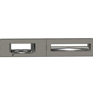 Könnte beinhalten: Ein graues Metall-Rack-Mount-Bauteil mit zwei rechteckigen Öffnungen. Eine Öffnung hat einen Lüfter, die andere ein geometrisches Design. Das Bauteil hat mehrere kleine Löcher zur Montage.