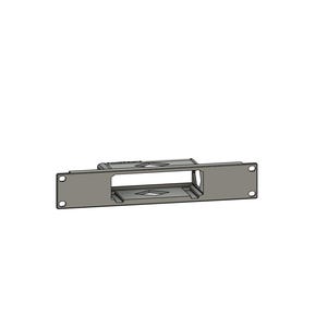 Könnte beinhalten: Eine graue Metallhalterung mit einem rechteckigen Rahmen und einer zentralen Öffnung. Die Halterung hat an jedem Ende eine Reihe von Löchern. Das Design scheint für die Montage oder Sicherung einer anderen Komponente bestimmt zu sein.