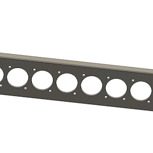 Peut inclure: Une plaque métallique noire avec huit trous ronds, probablement pour des composants électriques ou des connecteurs. La plaque a une forme légèrement incurvée et une finition lisse et mate.