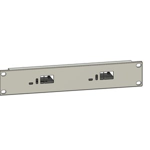 Puede incluir: Un panel rectangular de metal gris claro con dos recortes rectangulares y cuatro agujeros circulares. Los recortes parecen ser para puertos o conectores. El panel está diseñado para montarse en un bastidor o carcasa.