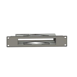 Op de afbeelding: Een grijs metalen rackmontagepaneel met een rechthoekige centrale uitsparing en vier ronde montagegaten in de hoeken. Het paneel heeft een plat vooroppervlak met een geometrisch ontwerp dat door de opening heen zichtbaar is.