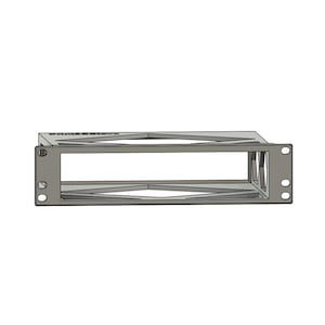 Pode incluir: Uma caixa de montagem em rack de metal cinza com uma estrutura retangular. A caixa tem orifícios na frente e nas laterais para montagem de equipamentos. O design apresenta um padrão geométrico.