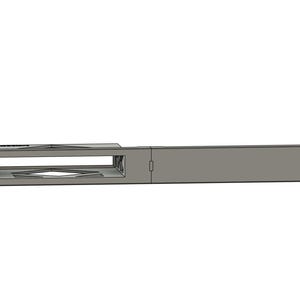 Op de afbeelding: Een rechthoekig, lichtgrijs metalen rack-mount paneel met een horizontale uitsparing aan de linkerkant en twee kleine ronde montagegaten aan elk uiteinde. Het platte, langwerpige onderdeel heeft een gladde, matte afwerking en een strak ontwerp.