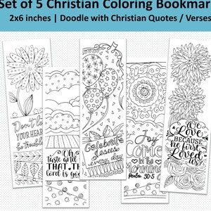 Può includere: Set di cinque segnalibri da colorare in bianco e nero con citazioni e versi cristiani. Ogni segnalibro misura 5,1 cm per 15,2 cm e include un disegno a doodle. Le citazioni includono "Non lasciare che il tuo cuore sia turbato", "Oh, assaggia e vedi che il Signore è buono", "Celebra Gesù ogni giorno", "La gioia viene al mattino", e "Amiamo perché lui ci ha amati per primo".