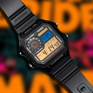 Op de afbeelding: Zwarte Casio digitale horloge met een rechthoekige wijzerplaat met de tijd 16:14. Het horloge heeft een wereldkaartafbeelding en de tekst "10 YEAR BATTERY". De horlogeband is zwart en getextureerd.