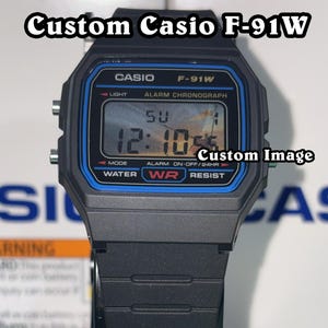 Anpassad Casio F-91W-klocka | Ladda upp ditt eget foto | Personlig bakgrundsbelysning | Anpassad digitalklocka | Present till honom och henne | Canon-klocka för handleden