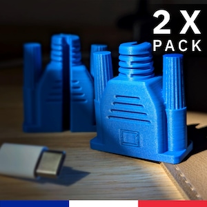 Pode incluir: Duas tampas de conector HDMI de plástico azul. As tampas têm um design nervurado e são etiquetadas como "2X PACK".
