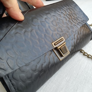 Minimalistische Tasche aus recycelten Reifen