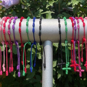 String Bracelets for Good Luck, many variations/Pulseras de Hilo y de La Suerte, muchas variaciones