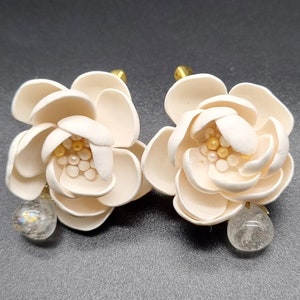 Pendientes de gardenia blanca con cristales de vidrio / Pendientes de flores de novia bañados en oro con gotas / Elegantes pendientes florales para boda