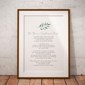 Op de afbeelding: Een printbare wandkunstprint met de Florence Nightingale-eeds, een plechtige eed die door verpleegkundigen wordt afgelegd. De tekst is gedrukt in zwarte inkt op een witte achtergrond met een groene, bladerrijke takillustratie bovenaan.