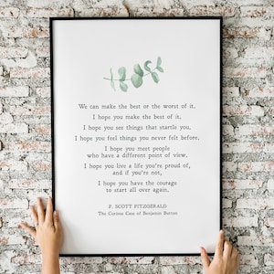 Könnte beinhalten: Ein schwarz-weißes druckbares Zitat von F. Scott Fitzgerald aus "Der seltsame Fall des Benjamin Button" mit einer Illustration eines grünen, belaubten Zweigs. Das Zitat lautet: "Wir können das Beste oder das Schlimmste daraus machen. Ich hoffe, du machst das Beste daraus. Ich hoffe, du siehst Dinge, die dich erschrecken. Ich hoffe, du fühlst Dinge, die du noch nie zuvor gefühlt hast. Ich hoffe, du triffst Menschen, die einen anderen Standpunkt haben. Ich hoffe, du lebst ein Leben, auf das du stolz bist, und wenn nicht, hoffe ich, du hast den Mut, von vorne anzufangen."