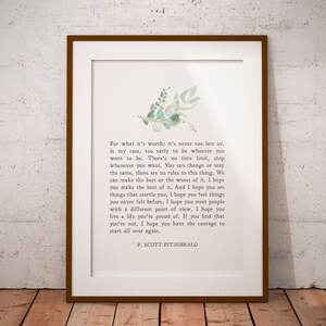 Può includere: Una citazione stampabile di F. Scott Fitzgerald sull'importanza di trarre il meglio dalla vita e avere il coraggio di ricominciare. La citazione è stampata in nero su sfondo bianco con un'illustrazione ad acquerello di foglie verdi nell'angolo in alto a sinistra.