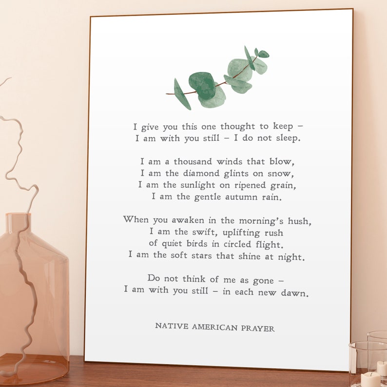 Puede incluir: Un fondo blanco con una rama de eucalipto acuarela verde y un poema sobre la naturaleza y el paso del tiempo. El poema dice: "Te doy este pensamiento para que lo guardes - Estoy contigo siempre - No duermo. Soy mil vientos que soplan, Soy los destellos de diamantes en la nieve, Soy la luz del sol en el grano maduro, Soy la suave lluvia de oto&ntilde;o. Cuando te despiertas en el silencio de la ma&ntilde;ana, Soy la r&aacute;pida y estimulante carrera de p&aacute;jaros silenciosos en vuelo circular. Soy las suaves estrellas que brillan en la noche. No pienses que me he ido - Estoy contigo siempre - en cada nuevo amanecer. ORACI&Oacute;N IND&Iacute;GENA AMERICANA"