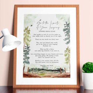 Könnte beinhalten: Ein Aquarellbild einer Waldszene mit einem Zitat von Rainer Maria Rilke: "Gehe an die Grenzen deines Sehnens." Das Zitat ist in einer kursiven Schrift geschrieben und von Bäumen und Blättern umgeben.
