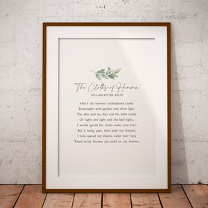 Pode incluir: Uma impressão de arte imprimível com um poema de William Butler Yeats intitulado "The Cloths of Heaven". O poema é impresso em texto preto sobre um fundo branco com uma ilustração de aquarela de um ramo de folhas verdes no canto superior esquerdo.