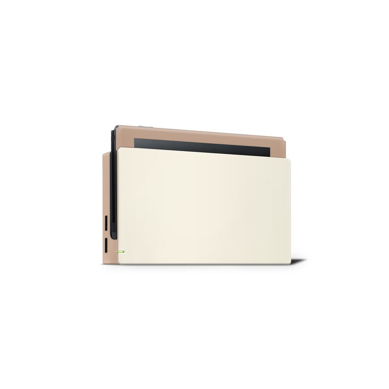 Pu&ograve; includere: Una console Nintendo Switch beige con una custodia protettiva bianca. La console &egrave; chiusa e lo schermo non &egrave; visibile.