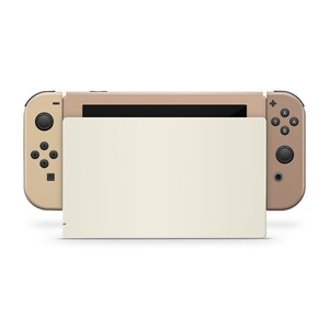 Pu&ograve; includere: Una console Nintendo Switch beige con uno schermo bianco e pulsanti neri. La console &egrave; chiusa e i controller Joy-Con sono collegati.
