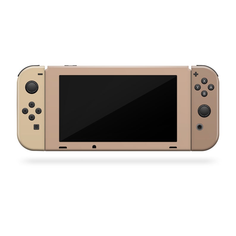 Pu&ograve; includere: Una console Nintendo Switch dorata con pulsanti neri e uno schermo nero.