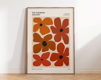 Op de afbeelding: Een poster met de titel "The Flowers Gallery" en de tekst "Abstract Botanicals" toont een patroon van vijf gestileerde oranje en rode bloemen op een crèmekleurige achtergrond. De poster bevat ook de tekst "Spring Collection" en "2023".