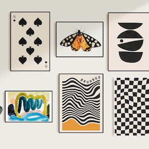 Op de afbeelding: Een galeriewand met negen ingelijste prints. De prints tonen abstracte ontwerpen, een vlinder, een speelkaart en een geruit patroon. De prints zijn in zwart, wit, oranje, geel, blauw en groen.