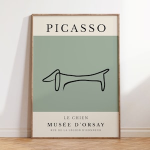 Puede incluir: Un póster minimalista con fondo verde que presenta un dibujo de línea negra de un dachshund. El póster tiene el texto "PICASSO" en la parte superior y "LE CHIEN MUSÉE D'ORSAY RUE DE LA LÉGION D'HONNEUR" en la parte inferior.