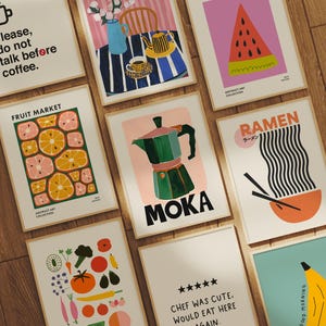Könnte beinhalten: Ein Set aus zehn druckbaren Wandbildern mit verschiedenen Designs, darunter eine Kaffeetasse, Obst, eine Kaffeekanne, Ramen, eine Wassermelone und eine Banane. Die Drucke sind im modernen minimalistischen Stil mit kräftigen Farben und einfachen Formen gehalten.
