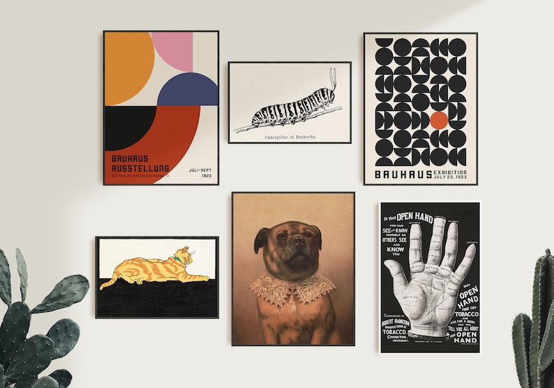 Op de afbeelding: Een galeriewand met zes ingelijste prints. De prints tonen abstracte geometrische ontwerpen, een rups, een hond en een hand met palmlezenlijnen. De prints zijn in zwart-wit, met accenten in rood, oranje en blauw.