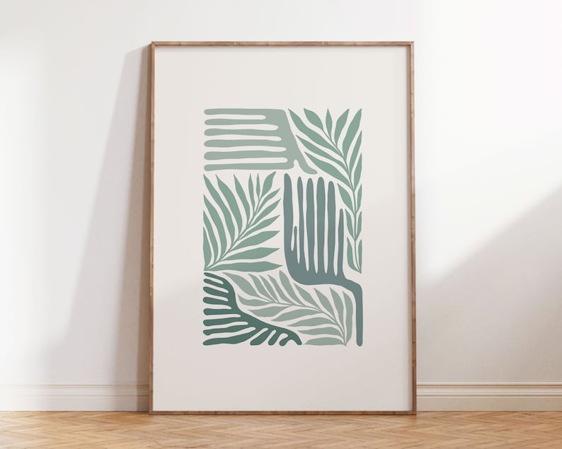 K&ouml;nnte beinhalten: Ein gerahmter Kunstdruck mit einem abstrakten botanischen Design in Gr&uuml;n- und T&uuml;rkist&ouml;nen auf cremefarbenem Hintergrund. Das Kunstwerk zeigt stilisierte Blatt- und Pflanzenformen und schafft eine moderne und minimalistische &Auml;sthetik. Der Rahmen ist hellbraun.