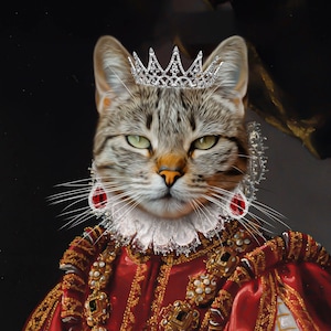 Pode incluir: Um gato tigrado vestindo uma t&uacute;nica real vermelha e dourada, uma coroa de prata e brincos de pedras preciosas vermelhas. O gato est&aacute; olhando diretamente para o espectador.
