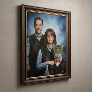 Puede incluir: Retrato enmarcado de una familia, que incluye a un hombre, una mujer y un gato. Los humanos visten camisas azules y chalecos de rombos. El gato lleva una pajarita roja y un chaleco a juego. El fondo es un degradado azul.